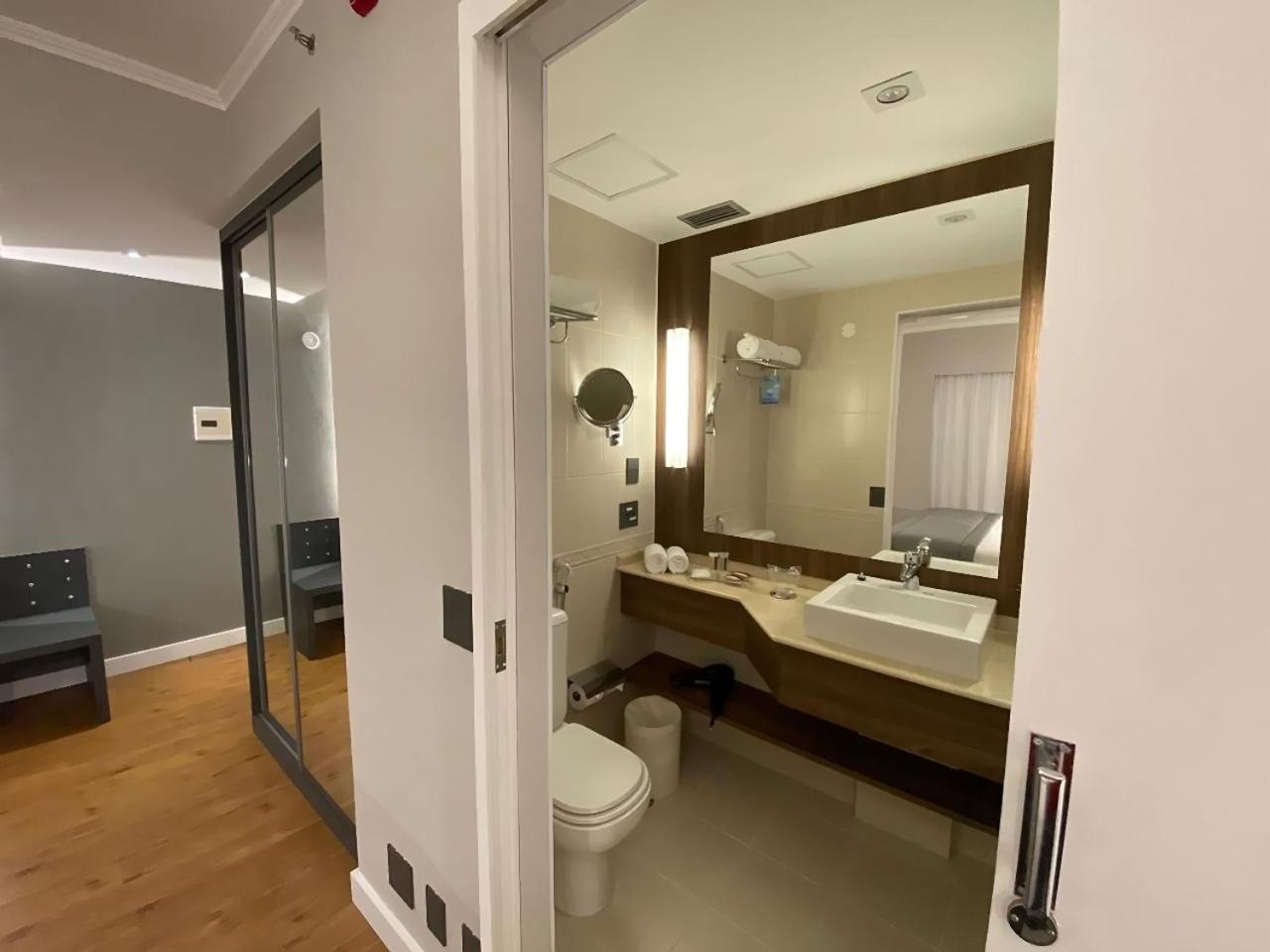 Business Class Queen Room